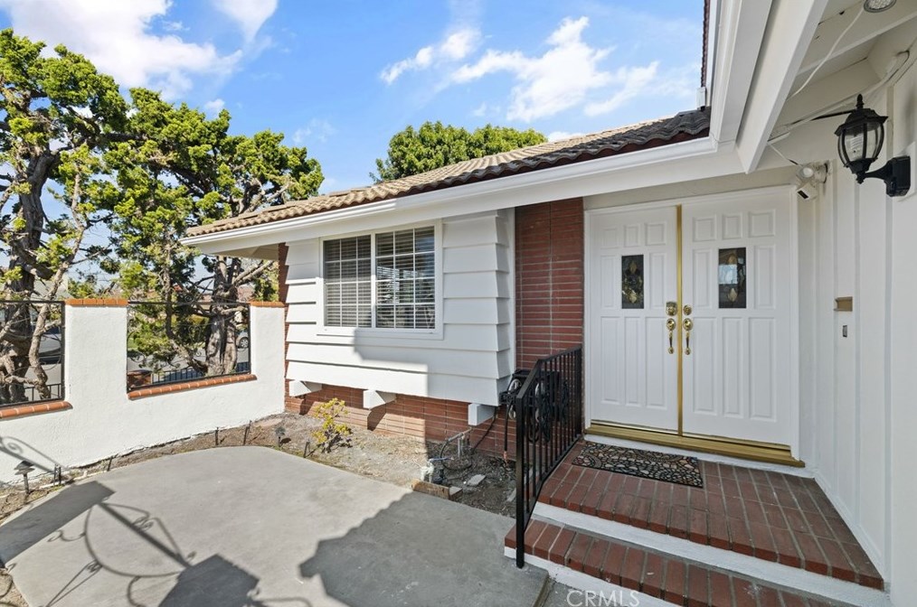 16042 Pitman Ln, Huntington Beach CA  92647-3433 exterior