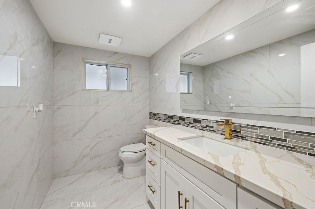 16042 Pitman Ln, Huntington Beach CA  92647-3433 exterior