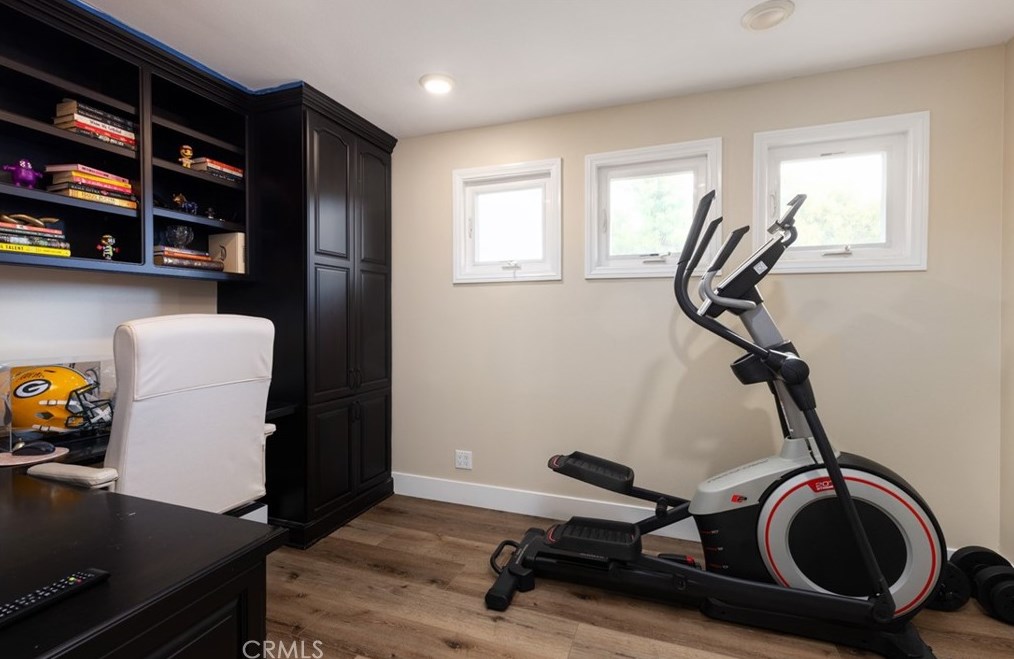 17142 Englewood Cir, Huntington Beach CA  92647-5502 exterior
