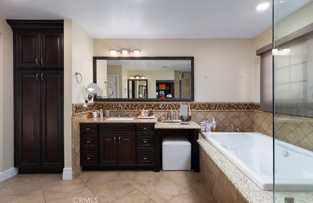17142 Englewood Cir, Huntington Beach CA  92647-5502 exterior