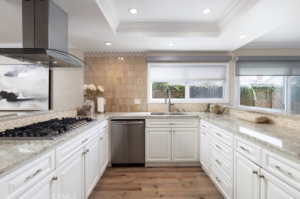 17142 Englewood Cir, Huntington Beach CA  92647-5502 exterior