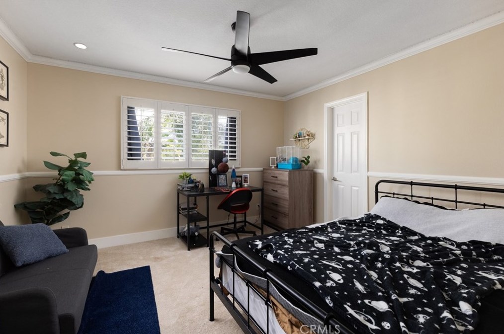 17142 Englewood Cir, Huntington Beach CA  92647-5502 exterior