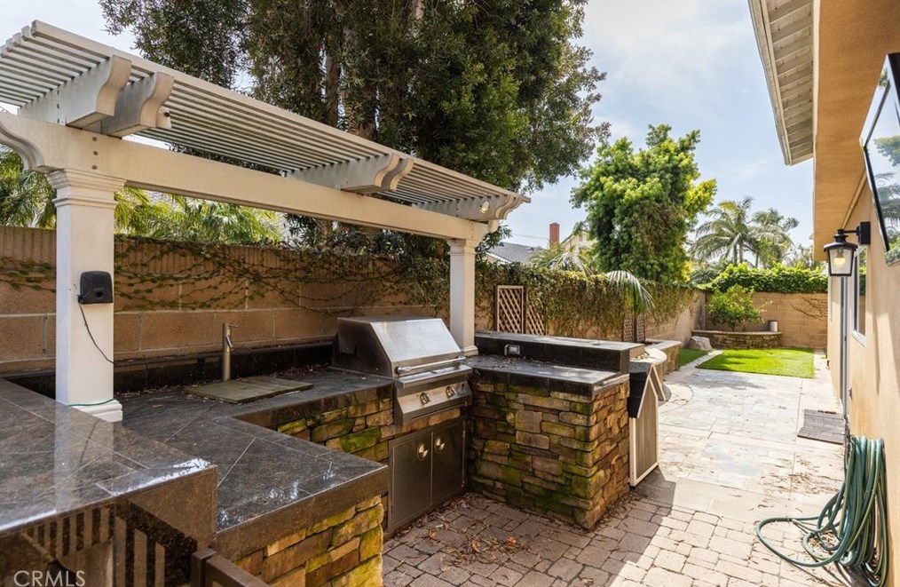 17142 Englewood Cir, Huntington Beach CA  92647-5502 exterior