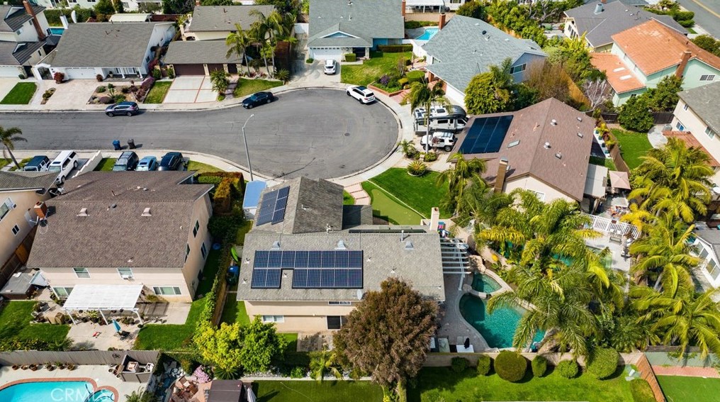 17142 Englewood Cir, Huntington Beach CA  92647-5502 exterior
