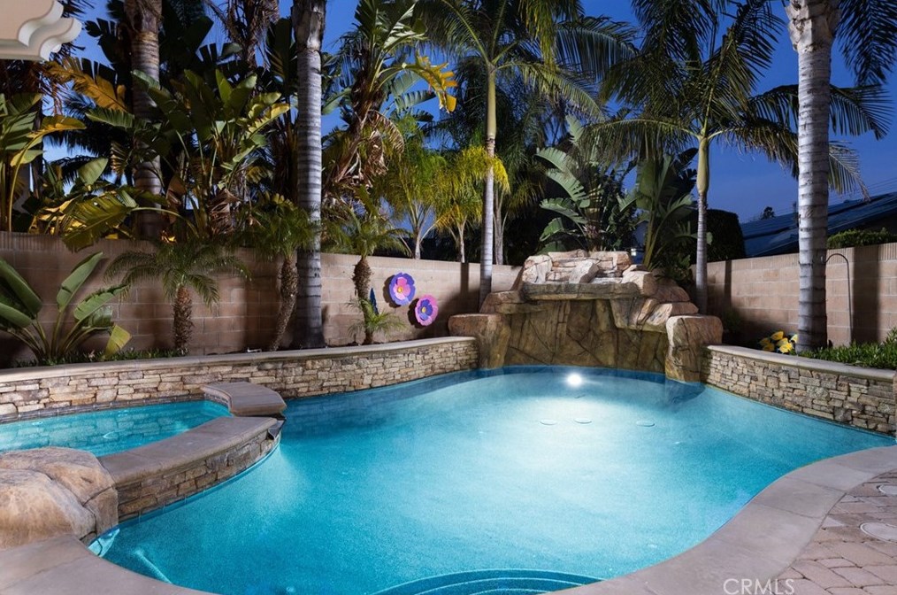 17142 Englewood Cir, Huntington Beach CA  92647-5502 exterior