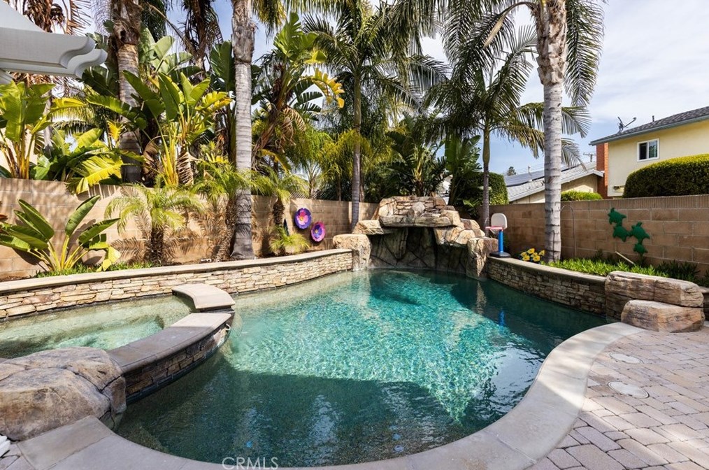 17142 Englewood Cir, Huntington Beach CA  92647-5502 exterior