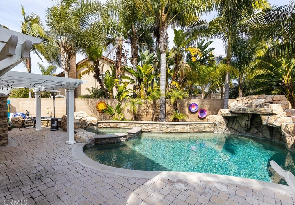 17142 Englewood Cir, Huntington Beach CA  92647-5502 exterior