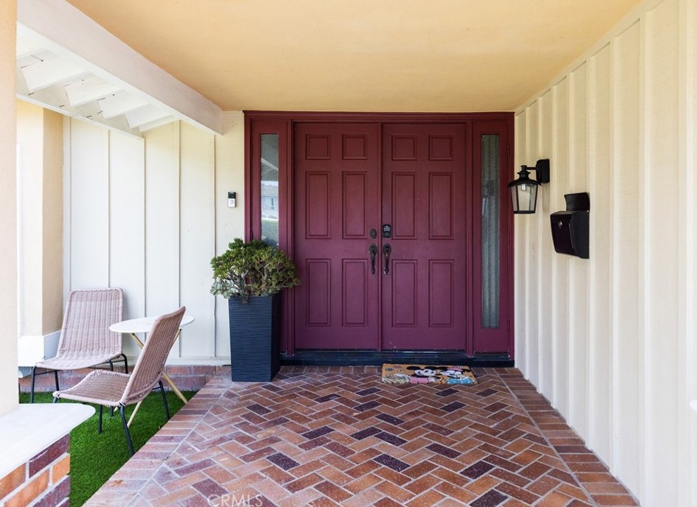 17142 Englewood Cir, Huntington Beach CA  92647-5502 exterior