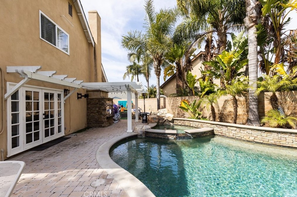 17142 Englewood Cir, Huntington Beach CA  92647-5502 exterior