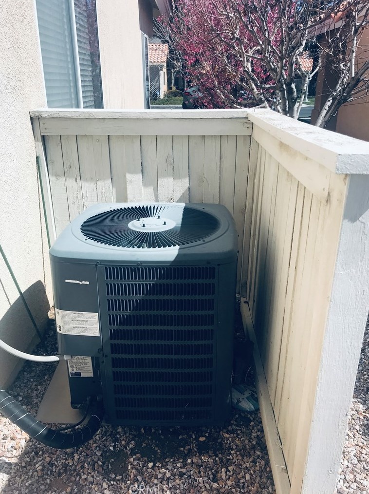 11660 Oak St, Apple Valley CA  92308-4951 exterior