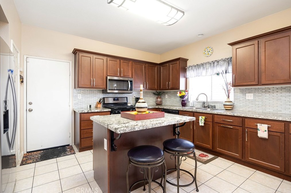 39689 Chambray Dr, Murrieta CA  92563-4075 exterior