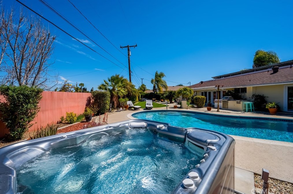 1102 Hendrix Ave, Thousand Oaks CA  91360-3647 exterior
