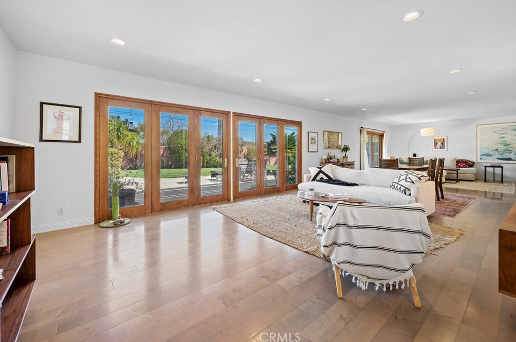 1102 Hendrix Ave, Thousand Oaks CA  91360-3647 exterior