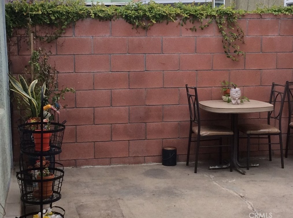 6415 Hereford Dr, Los Angeles CA  90022-5425 exterior