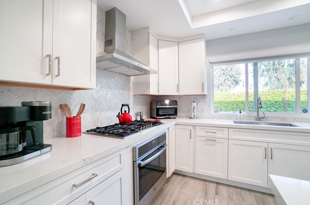 16372 Magellan Ln, Huntington Beach CA  92647-3527 exterior