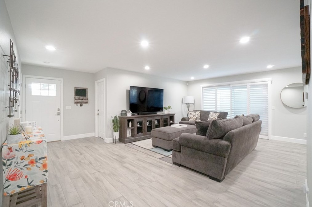 16372 Magellan Ln, Huntington Beach CA  92647-3527 exterior
