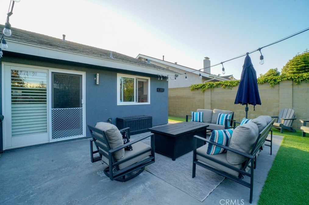 16372 Magellan Ln, Huntington Beach CA  92647-3527 exterior