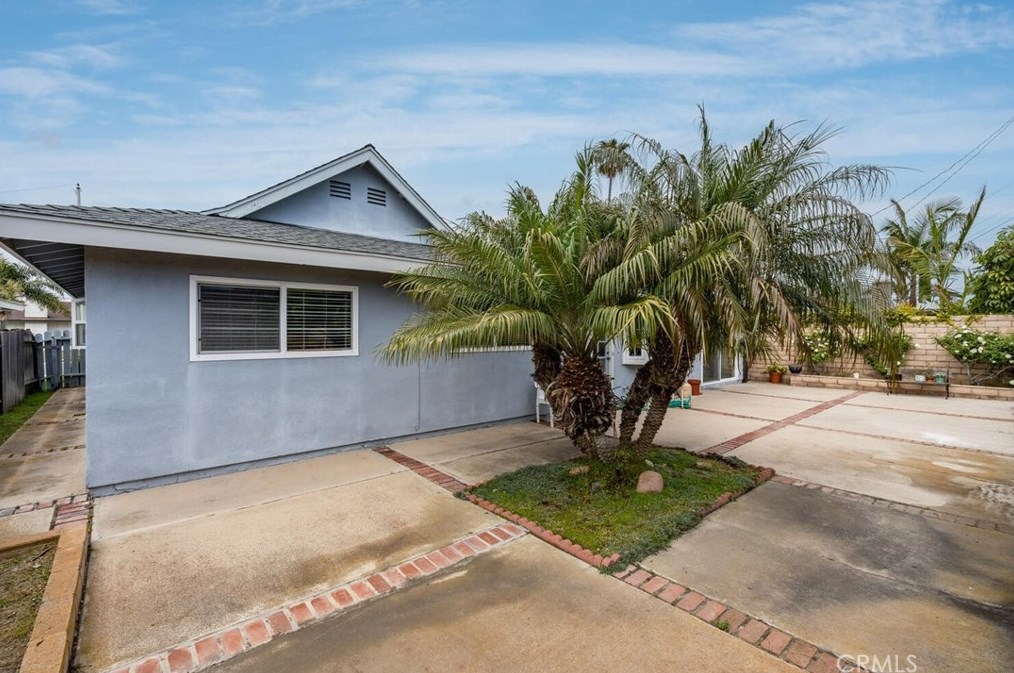 9432 Tiki Cir, Huntington Beach CA  92646-8349 exterior