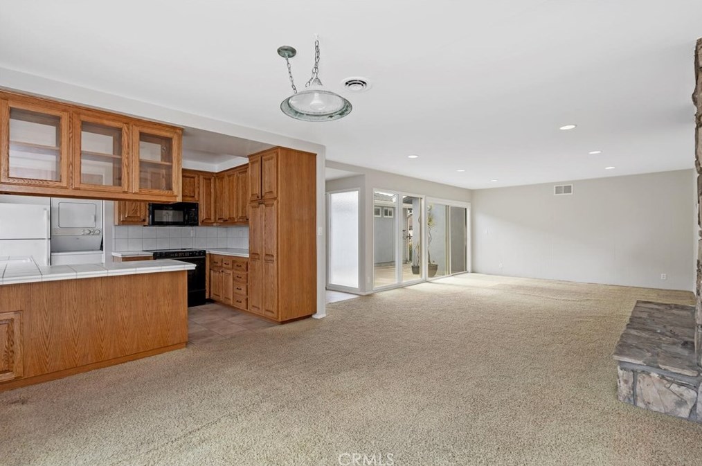9432 Tiki Cir, Huntington Beach CA  92646-8349 exterior