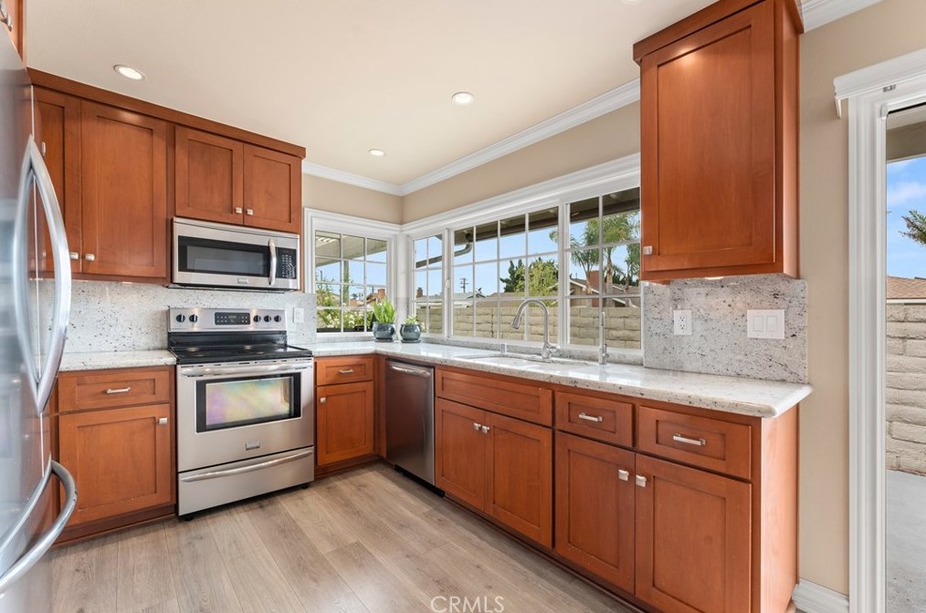 6532 Kilda Cir, Huntington Beach CA  92647-5625 exterior