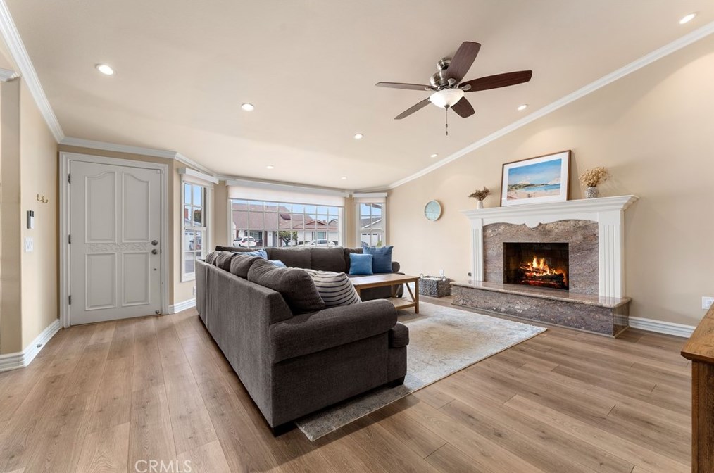 6532 Kilda Cir, Huntington Beach CA  92647-5625 exterior