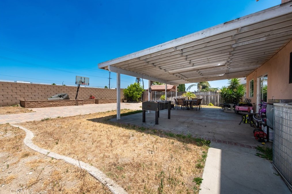 17730 Mesa Rd, Fontana CA  92336-2353 exterior