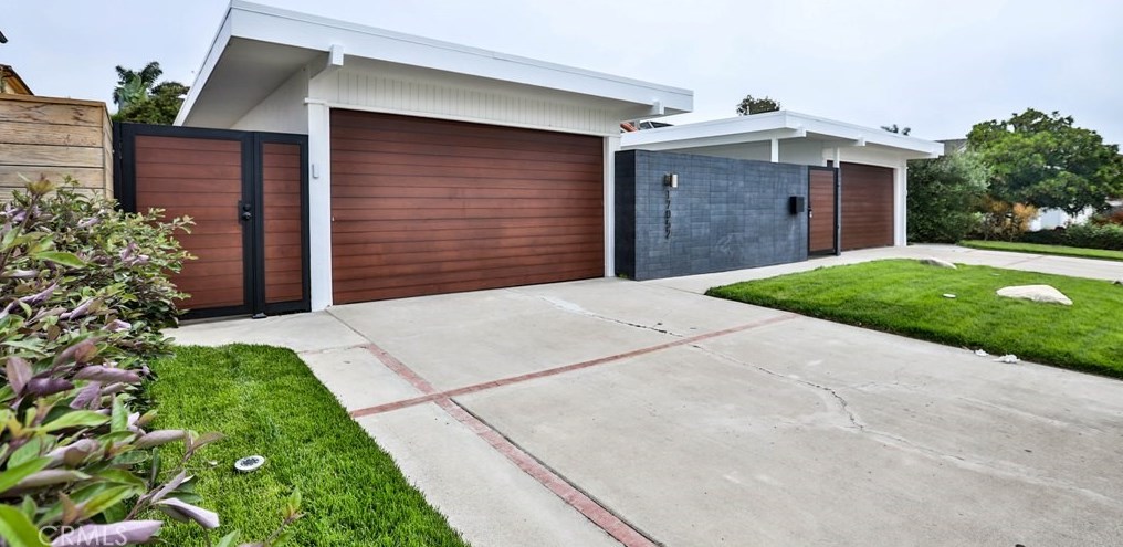 17052 Edgewater Ln, Huntington Beach CA  92649-4208 exterior
