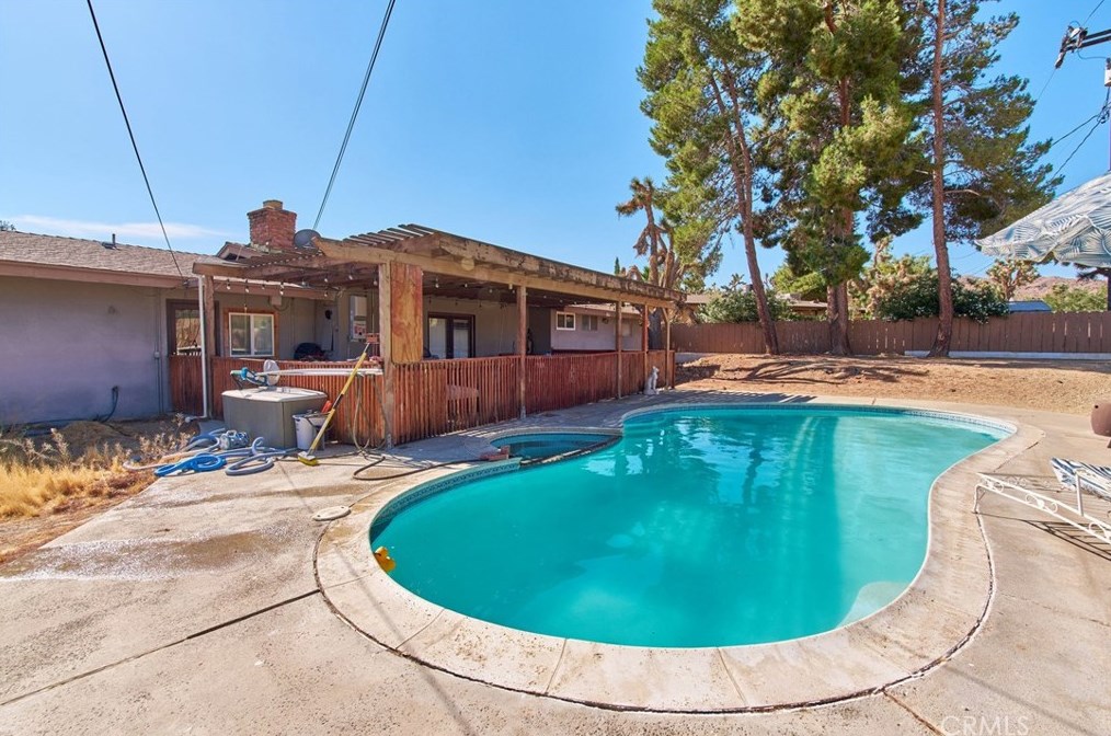 7870 Palm Ave, Yucca Valley CA 92284-4046 exterior