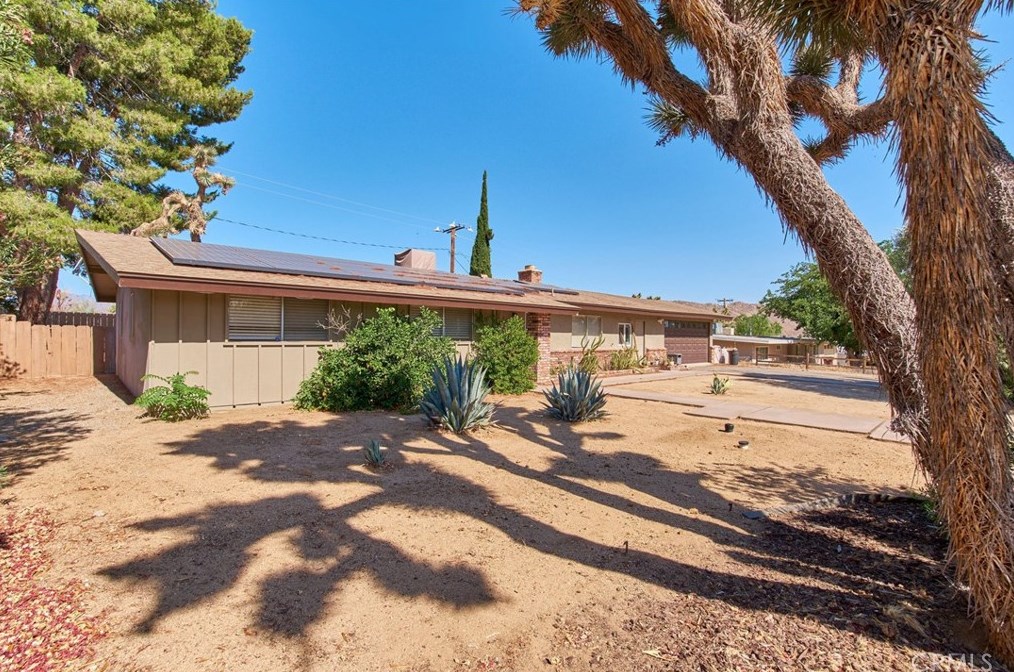 7870 Palm Ave, Yucca Valley CA 92284-4046 exterior