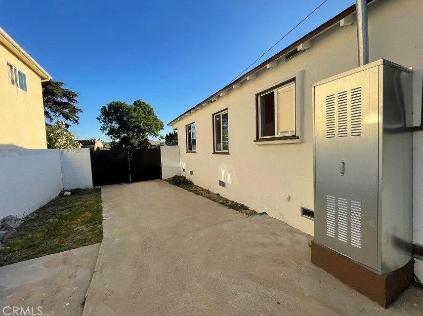 851 105th St, Los Angeles CA  90044-4429 exterior