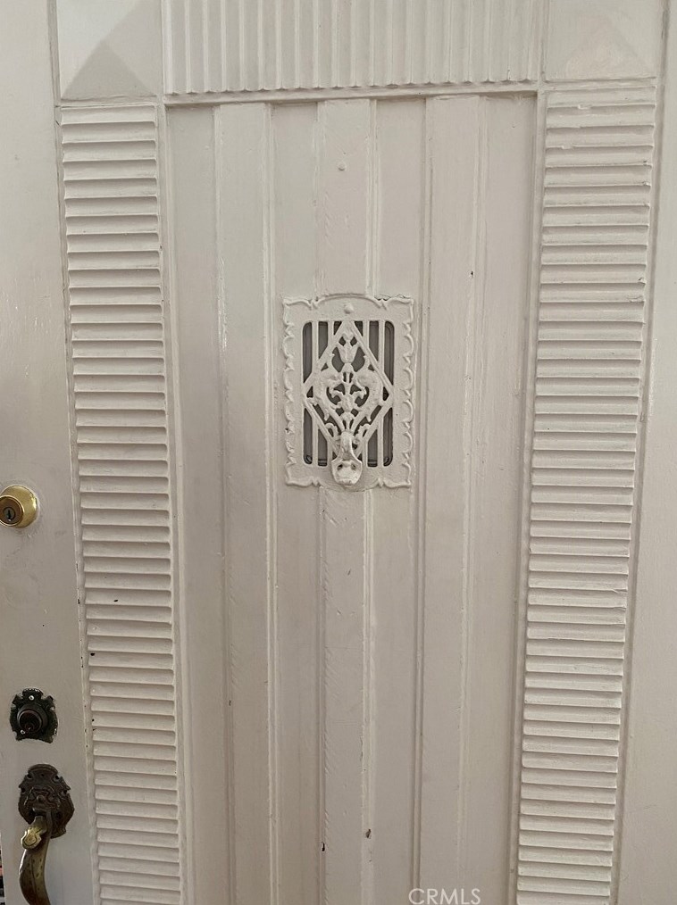 1335 Redondo Blvd, Los Angeles CA  90019-2826 exterior