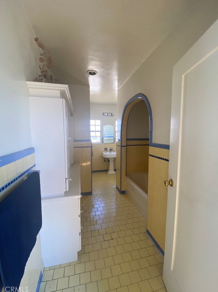 1335 Redondo Blvd, Los Angeles CA  90019-2826 exterior