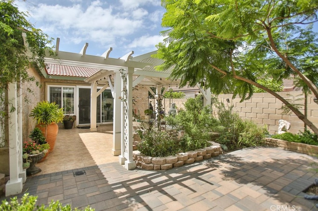 980 Azalea Dr, Costa Mesa CA  92626-1795 exterior