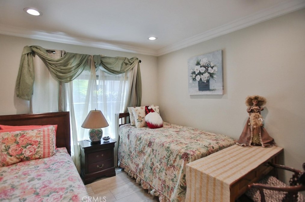 980 Azalea Dr, Costa Mesa CA  92626-1795 exterior