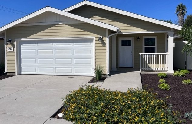 217 El Segundo Blvd, Los Angeles CA  90061-2347 exterior