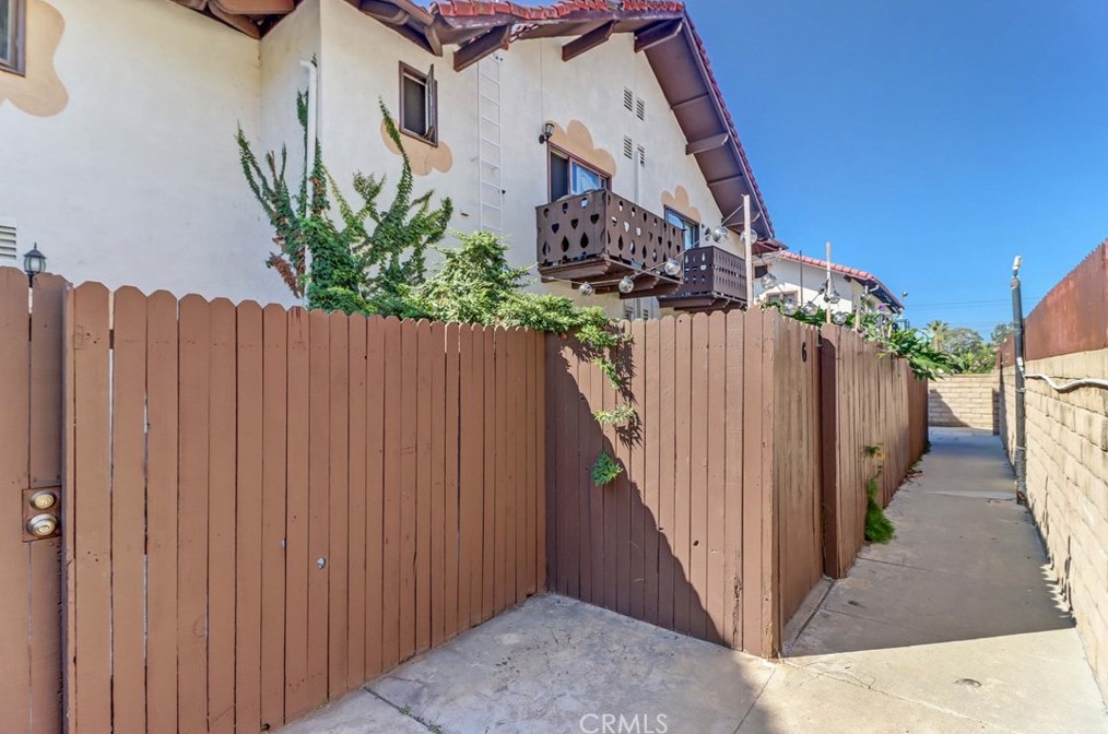7561 Center Ave, Huntington Beach CA  92647-3053 exterior
