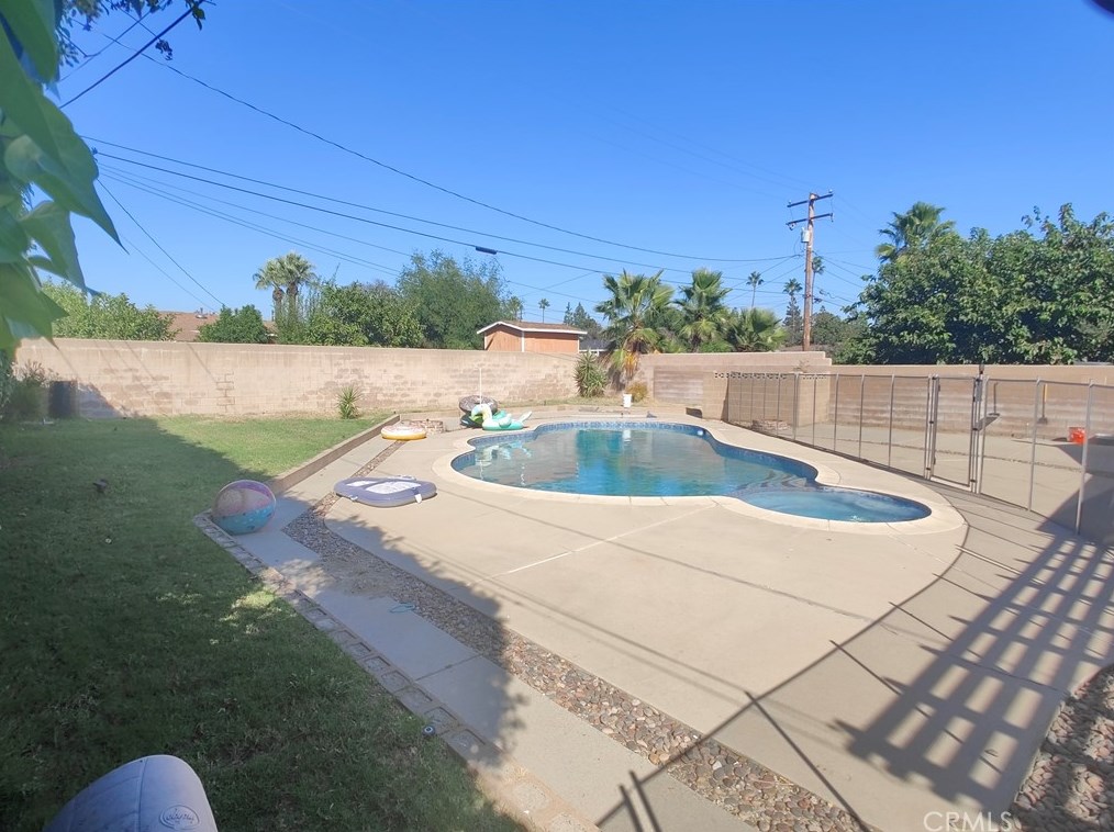 17448 Filbert St, Fontana CA  92335-5921 exterior