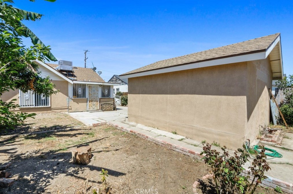 1638 105th St, Los Angeles CA  90047-4451 exterior