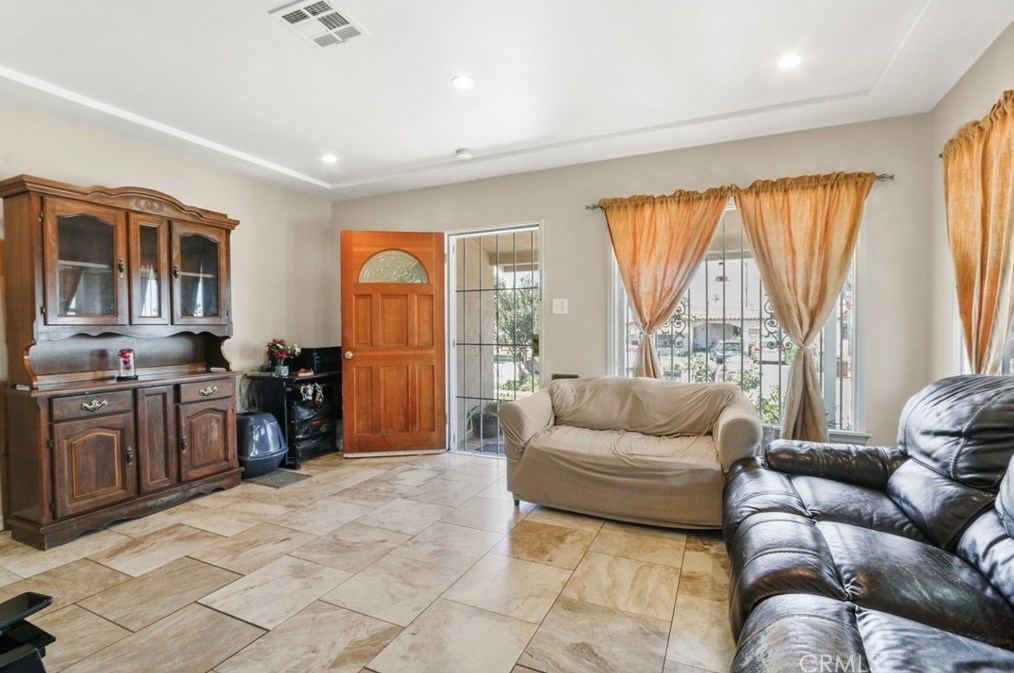 1638 105th St, Los Angeles CA  90047-4451 exterior