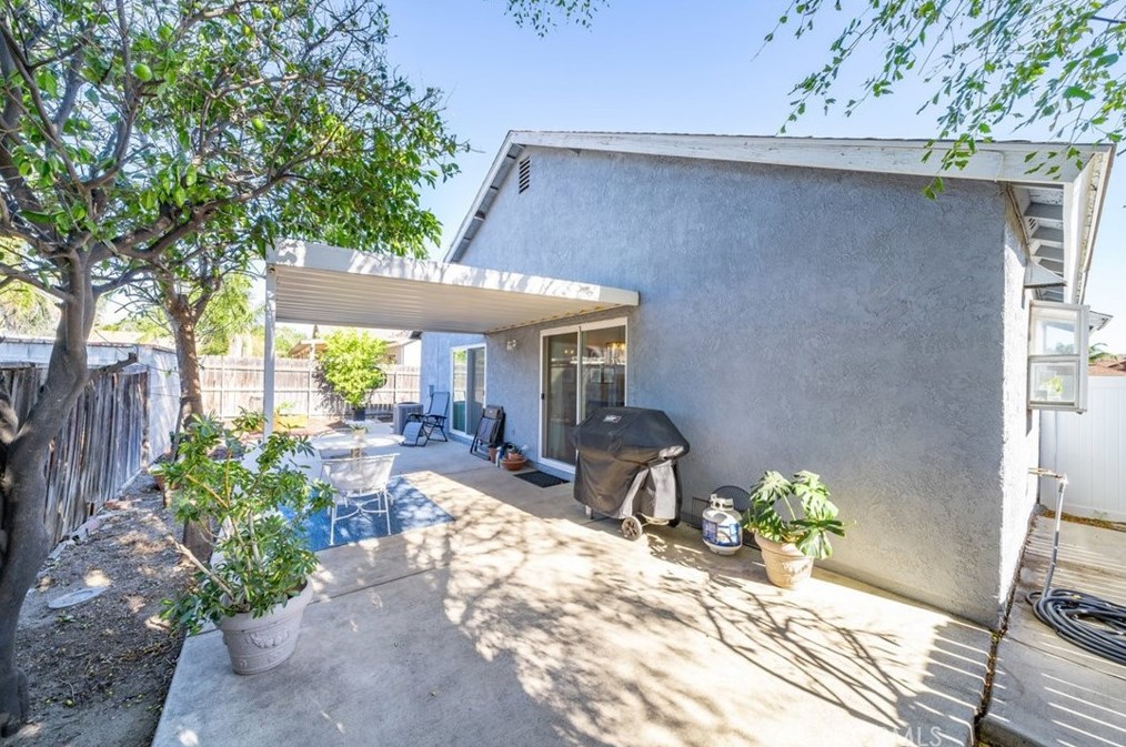 11796 Oakwood Dr, Fontana CA  92337-8341 exterior