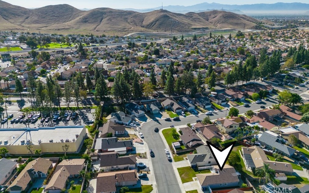 11796 Oakwood Dr, Fontana CA  92337-8341 exterior