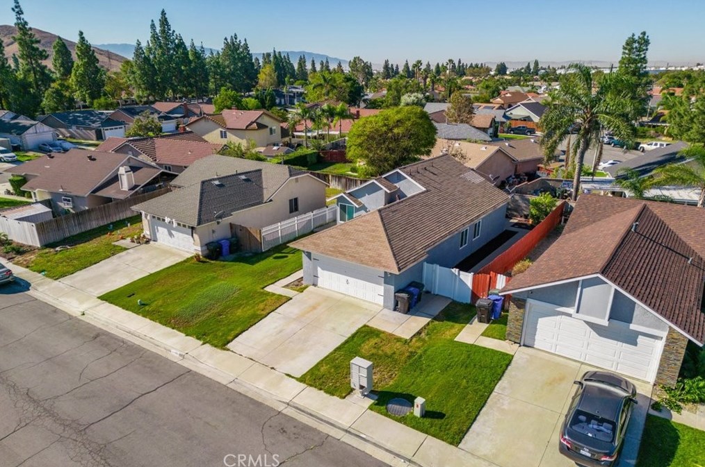 11796 Oakwood Dr, Fontana CA  92337-8341 exterior