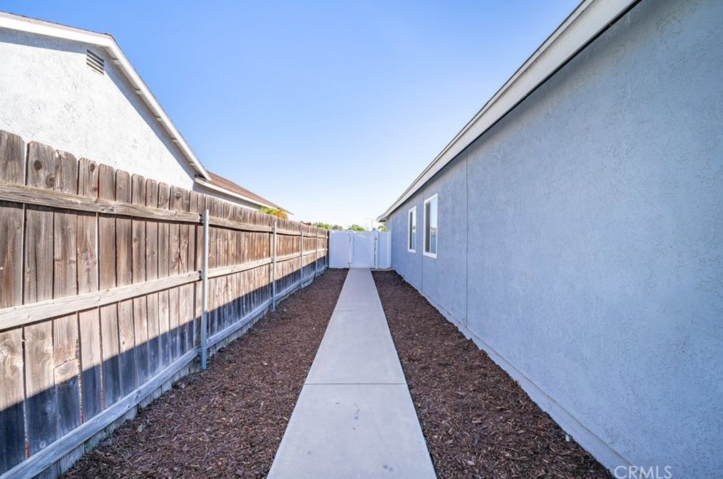 11796 Oakwood Dr, Fontana CA  92337-8341 exterior