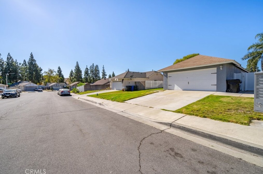 11796 Oakwood Dr, Fontana CA  92337-8341 exterior