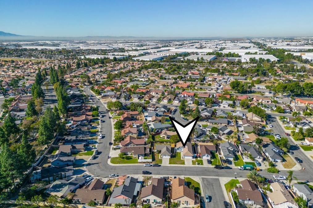 11796 Oakwood Dr, Fontana CA  92337-8341 exterior