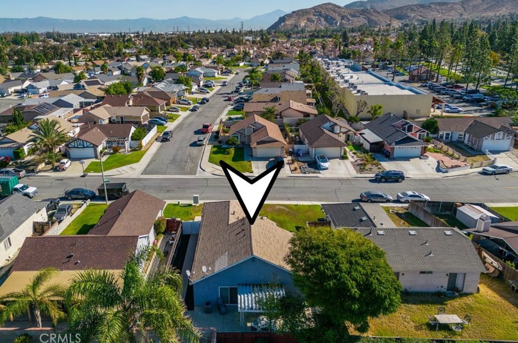 11796 Oakwood Dr, Fontana CA  92337-8341 exterior