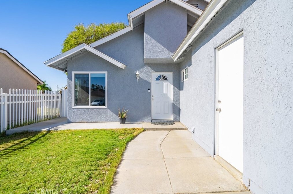 11796 Oakwood Dr, Fontana CA  92337-8341 exterior