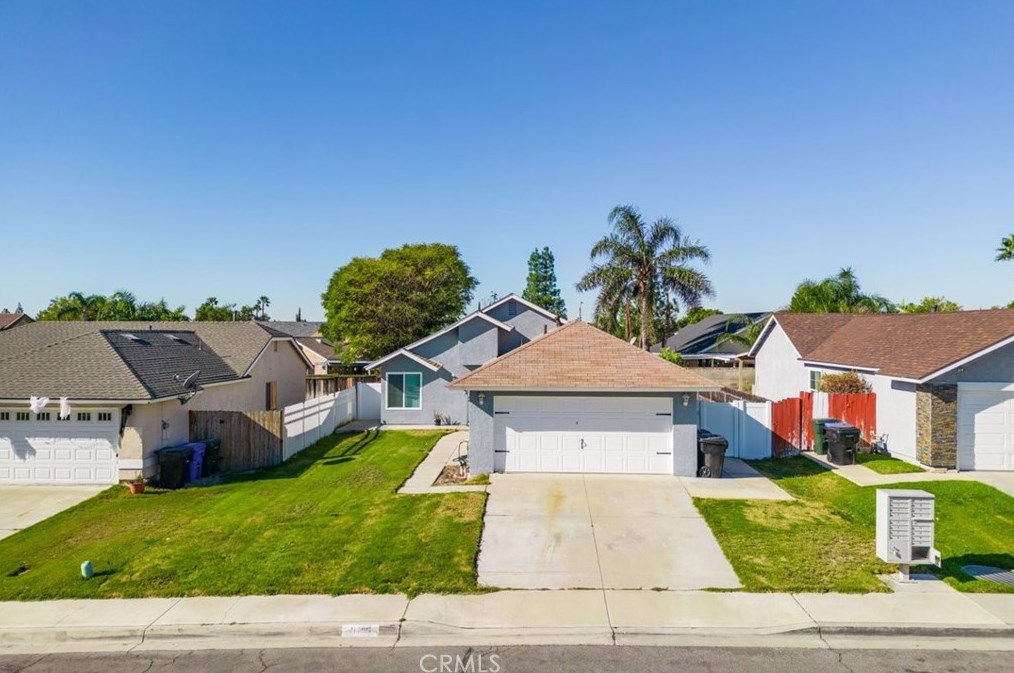 11796 Oakwood Dr, Fontana CA  92337-8341 exterior