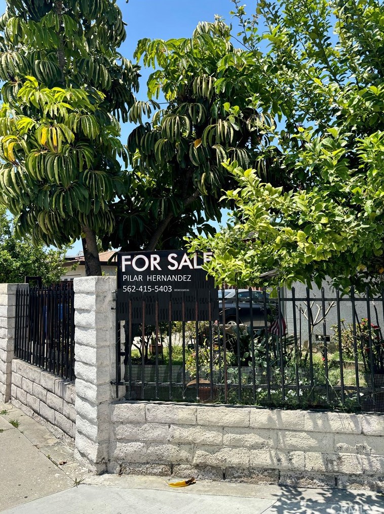 1553 102nd St, Los Angeles CA  90003-4705 exterior