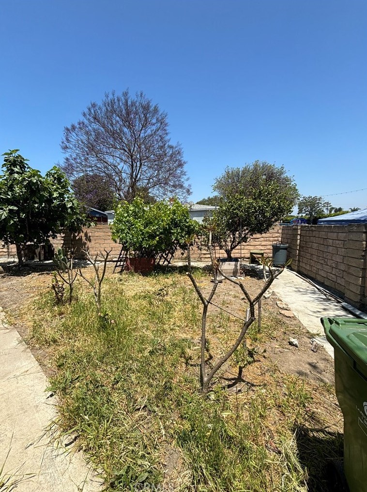 1553 102nd St, Los Angeles CA  90003-4705 exterior